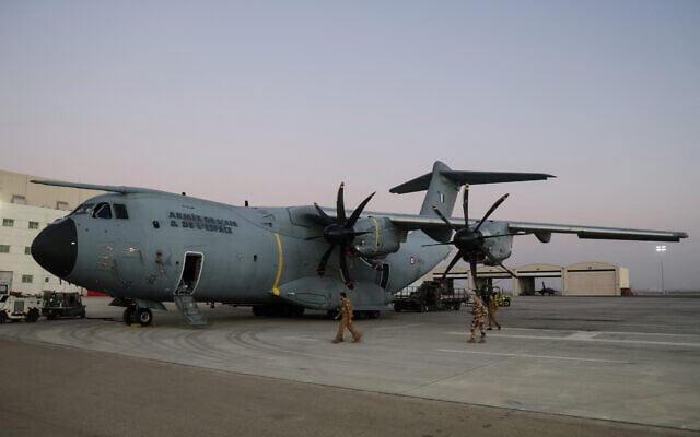 Un Airbus A400M de l'armée de l'air française à la base aérienne d'Al Dhafra, près d'Abou Dhabi, le 20 décembre 2025. (Crédit : Ludovic MARIN / AFP)
