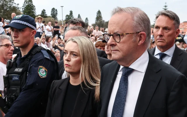 Le Premier ministre australien Anthony Albanese arrivant avec son épouse Jodie Haydon pour assister à la cérémonie commémorative organisée en hommage aux victimes du massacre terroriste qui a visé un événement de Hannouka à Bondi Beach, à Sydney, une semaine plus tôt, le 21 décembre 2025. (Crédit : David Gray/AFP)