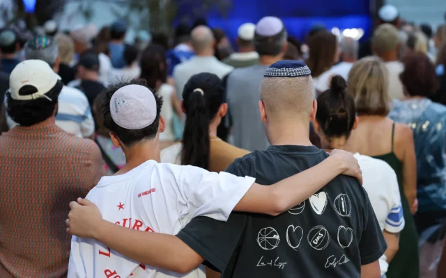 Des personnes venues rendre hommage lors de la cérémonie commémorative organisée une semaine après la tuerie terroriste qui a visé un événement juif à Bondi Beach, à Sydney, le 21 décembre 2025. (Crédit : David Gray/AFP) Des personnes venues rendre hommage lors de la cérémonie commémorative organisée une semaine après la tuerie terroriste qui a visé un événement juif à Bondi Beach, à Sydney, le 21 décembre 2025. (Crédit : David Gray/AFP)