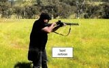 Une capture d'écran tirée d'une vidéo enregistrée fin octobre 2025, sur laquelle on voit Sajid Akram tirer avec un fusil de chasse et se déplacer de manière tactique dans une zone rurale, vraisemblablement en Nouvelle-Galles du Sud, sur une photo provenant d'une pièce à conviction publiée par les tribunaux de Nouvelle-Galles du Sud dans le cadre de la fiche d'information de la police le 22 décembre 2025. (Crédit : Document fourni/Tribunaux de Nouvelle-Galles du Sud/AFP)