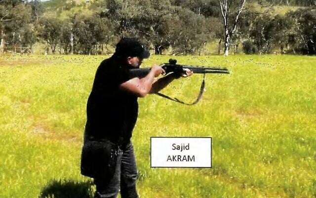 Une capture d'écran tirée d'une vidéo enregistrée fin octobre 2025, sur laquelle on voit Sajid Akram tirer avec un fusil de chasse et se déplacer de manière tactique dans une zone rurale, vraisemblablement en Nouvelle-Galles du Sud, sur une photo provenant d'une pièce à conviction publiée par les tribunaux de Nouvelle-Galles du Sud dans le cadre de la fiche d'information de la police le 22 décembre 2025. (Crédit : Document fourni/Tribunaux de Nouvelle-Galles du Sud/AFP)