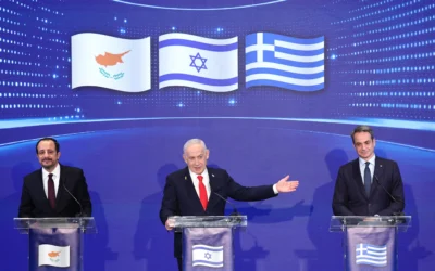 Le Premier ministre Benjamin Netanyahu (au centre), le président chypriote Nikos Christodoulides (à gauche) et le Premier ministre grec Kyriakos Mitsotakis (à droite) tennant une conférence de presse conjointe à l'issue du Sommet trilatéral de Jérusalem, le 22 décembre 2025. (Crédit : Abir Sultan/Pool/AFP)