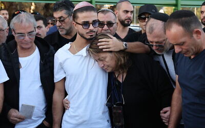 Les proches et amis de Dan Elkayam, 27 ans, ingénieur juif français originaire du Bourget, tué lors de l'attentat terroriste qui a frappé la plage de Bondi en Australie le 14 décembre, pendant la fête juive de Hanoukka, lors de ses funérailles au cimetière d'Ashdod, dans le sud d'Israël, le 25 décembre 2025. (Crédit : Jack Guez/AFP)