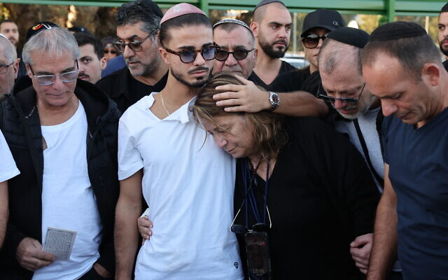 Les proches et amis de Dan Elkayam, 27 ans, ingénieur juif français originaire du Bourget, tué lors de l'attentat terroriste qui a frappé la plage de Bondi en Australie le 14 décembre, pendant la fête juive de Hanoukka, lors de ses funérailles au cimetière d'Ashdod, dans le sud d'Israël, le 25 décembre 2025. (Crédit : Jack Guez/AFP)
