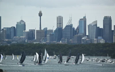 Des voiliers s'affrontent au départ de la course annuelle Sydney-Hobart dans le port de Sydney le 26 décembre 2025. (Crédit : Saeed KHAN / AFP)