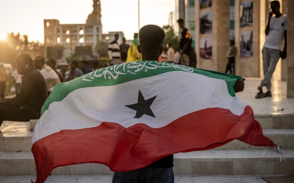 Illustration : Un homme tient un drapeau du Somaliland devant le monument commémoratif de la guerre à Hargeisa, le 7 novembre 2024. (Crédit : Luis Tato/AFP) Illustration : Un homme tient un drapeau du Somaliland devant le monument commémoratif de la guerre à Hargeisa, le 7 novembre 2024. (Crédit : Luis Tato/AFP)