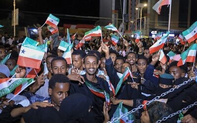 Les habitants brandissent des drapeaux du Somaliland alors qu'ils se rassemblent pour célébrer l'annonce par Israël de la reconnaissance de l'indépendance du Somaliland dans le centre-ville de Hargeisa, le 26 décembre 2025. (Crédit : FARHAN ALELI / AFP)