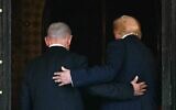 Le président américain Donald Trump (à droite) et le Premier ministre Benjamin Netanyahu pénètrent dans la résidence Mar-a-Lago de Trump à Palm Beach, en Floride, le 29 décembre 2025. (Crédit : Jim WATSON / AFP)