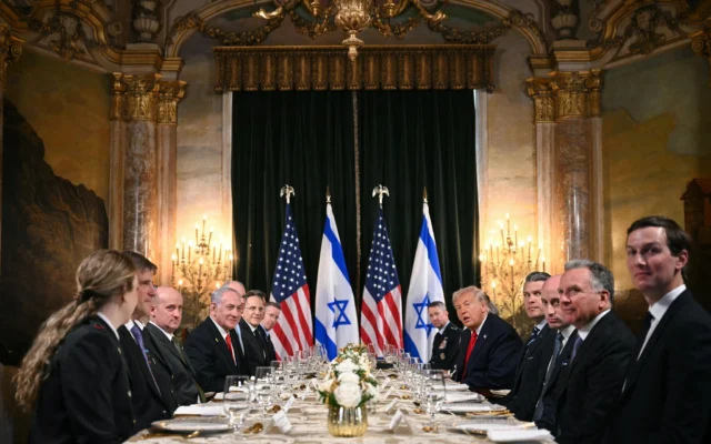 Le président américain Donald Trump (à droite) rencontre le Premier ministre israélien Benjamin Netanyahu (à gauche) lors d'une réunion bilatérale à la résidence de Trump à Mar-a-Lago, à Palm Beach, en Floride, le 29 décembre 2025. (Crédit : Jim Watson / AFP)