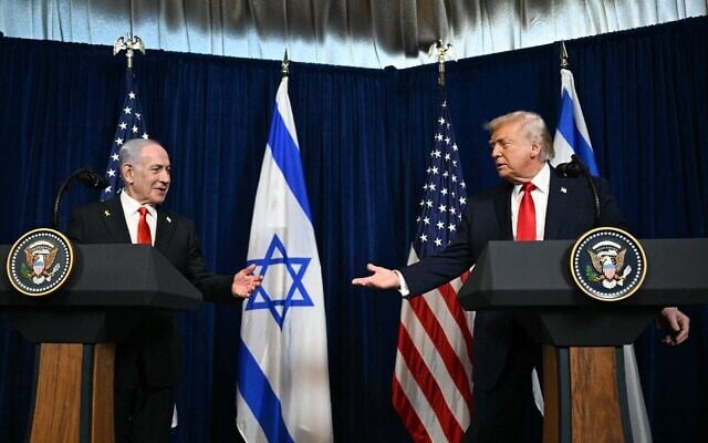 Le président américain Donald Trump (à droite) et le Premier ministre Benjamin Netanyahu s'adressant aux journalistes lors d'une conférence de presse conjointe, au complexe de Mar-a-Lago, à Palm Beach, en Floride, le 29 décembre 2025. (Crédit : Jim Watson/AFP)