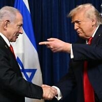 Le président américain Donald Trump et le Premier ministre israélien Benjamin Netanyahu se saluant lors d'une conférence de presse conjointe, à Mar-a-Lago à Palm Beach, en Floride, le 29 décembre 2025. (Crédit : Jim Watson/AFP)