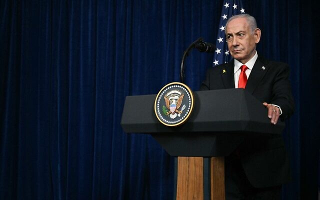 Le Premier ministre Benjamin Netanyahu s'exprimant lors d'une conférence de presse conjointe avec le président américain Donald Trump à Mar-a-Lago, à Palm Beach, en Floride, le 29 décembre 2025. (Crédit : Jim Watson/AFP)