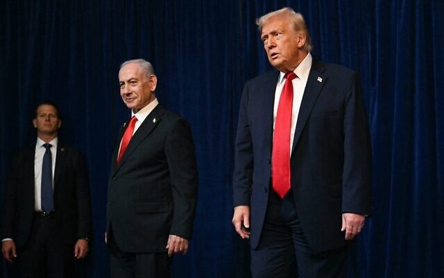 Un membre des services secrets (à gauche) observant le président américain Donald Trump (à droite) et le Premier ministre Benjamin Netanyahu (au centre) quitter les lieux à l'issue d'une conférence de presse conjointe à Mar-a-Lago, à Palm Beach, en Floride, le 29 décembre 2025. (Crédit : Jim Watson/AFP)