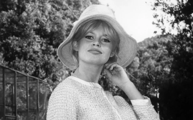 L'actrice française Brigitte Bardot sourit aux photographes dans le jardin de la Villa Verdiani à Spolète, en Italie centrale, le 4 août 1961. (Crédit : AP/Grappasonni)