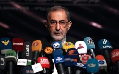 Ali Akbar Velayati, conseiller du guide suprême iranien, l'ayatollah Ali Khamenei, donnant une conférence de presse, à Téhéran, en Iran. (Crédit : AP/Vahid Salemi)