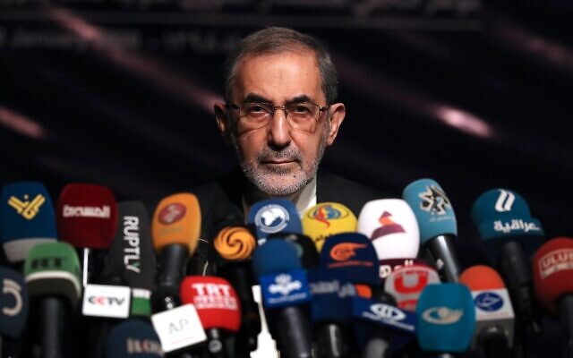 Ali Akbar Velayati, conseiller du guide suprême iranien, l'ayatollah Ali Khamenei, donnant une conférence de presse, à Téhéran, en Iran. (Crédit : AP/Vahid Salemi) Ali Akbar Velayati, conseiller du guide suprême iranien, l'ayatollah Ali Khamenei, donnant une conférence de presse, à Téhéran, en Iran. (Crédit : AP/Vahid Salemi)