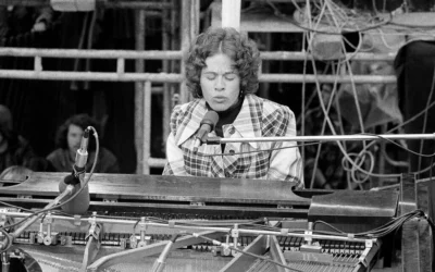 Carole King en concert, à Central Park, à New York, le 26 mai 1973. (Photo AP/Ray Stubblebine)