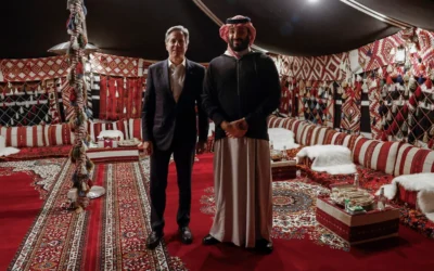 Le Secrétaire d'État américain, Antony Blinken, avec le prince héritier saoudien, Mohammed ben Salmane, lors d'une semaine passée à tenter d'apaiser les tensions au Moyen-Orient, à Al Ula, en Arabie Saoudite, le lundi 8 janvier 2024. (Evelyn Hockstein/Pool via AP) Le Secrétaire d'État américain, Antony Blinken, avec le prince héritier saoudien, Mohammed ben Salmane, lors d'une semaine passée à tenter d'apaiser les tensions au Moyen-Orient, à Al Ula, en Arabie Saoudite, le lundi 8 janvier 2024. (Evelyn Hockstein/Pool via AP)