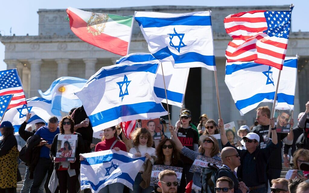 Des personnes se rassemblent au Lincoln Memorial pour manifester leur soutien à Israël à Washington, DC, le dimanche 7 avril 2024. (Crédit : AP Photo/Jose Luis Magana) Des personnes se rassemblent au Lincoln Memorial pour manifester leur soutien à Israël à Washington, DC, le dimanche 7 avril 2024. (Crédit : AP Photo/Jose Luis Magana)