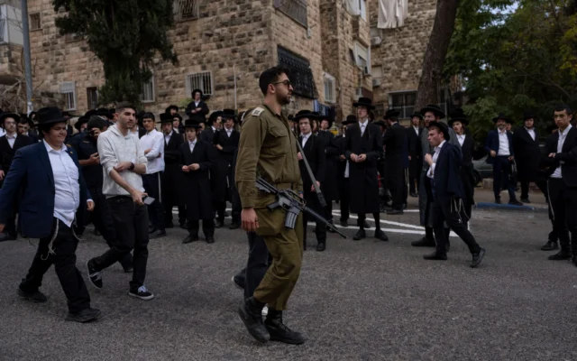 Un soldat de Tsahal marche parmi des haredim lors d’une manifestation contre un nouveau projet de loi qui, selon eux, pourrait mettre fin à leur exemption du service militaire, à Jérusalem, le 31 octobre 2024. Illustration (Crédit : Ohad Zwigenberg) Un soldat de Tsahal marche parmi des haredim lors d’une manifestation contre un nouveau projet de loi qui, selon eux, pourrait mettre fin à leur exemption du service militaire, à Jérusalem, le 31 octobre 2024. Illustration (Crédit : Ohad Zwigenberg)