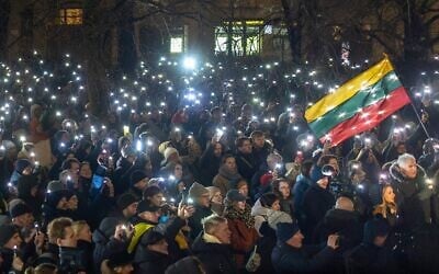 Des manifestants protestent contre l'intégration du parti L'Aube sur le Niémen et de Remigijus Zemaitaitis, accusé d'antisémitisme, dans la coalition au pouvoir, devant le Parlement, sur la place de l'Indépendance à Vilnius, en Lituanie, le 21 novembre 2024. (Crédit : AP Photo/Mindaugas Kulbis)