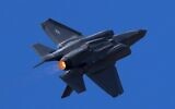 Un avion de chasse F-35 de l'armée de l'air américaine effectue des figures acrobatiques lors de la deuxième journée du salon Aero India 2025, un événement biennal qui se tient à la base aérienne de Yelahanka à Bengaluru, en Inde, le 11 février 2025. (Crédit : AP/ Aijaz Rahi)