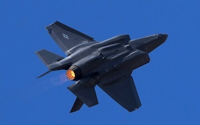Un avion de chasse F-35 de l'armée de l'air américaine effectue des figures acrobatiques lors de la deuxième journée du salon Aero India 2025, un événement biennal qui se tient à la base aérienne de Yelahanka à Bengaluru, en Inde, le 11 février 2025. (Crédit : AP/ Aijaz Rahi) Un avion de chasse F-35 de l'armée de l'air américaine effectue des figures acrobatiques lors de la deuxième journée du salon Aero India 2025, un événement biennal qui se tient à la base aérienne de Yelahanka à Bengaluru, en Inde, le 11 février 2025. (Crédit : AP/ Aijaz Rahi)