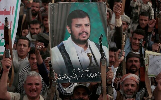 Des partisans houthis scandent des slogans et brandissent des photos d'Abdul Malik al-Houthi, le chef du mouvement houthi, lors d'un rassemblement anti-américain et anti-israélien à Sanaa, au Yémen, le 17 mars 2025. (Crédit : AP Photo/Osamah Abdulrahman)