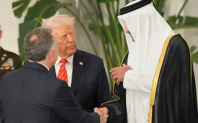 L'émir du Qatar, Cheikh Tamim bin Hamad Al Thani, serre la main de l'envoyé spécial de la Maison Blanche, Steve Witkoff, alors qu'ils s'entretiennent avec le président Donald Trump avant un dîner officiel au palais Lusail à Doha, au Qatar, le 14 mai 2025. (Crédit : AP Photo/Alex Brandon)