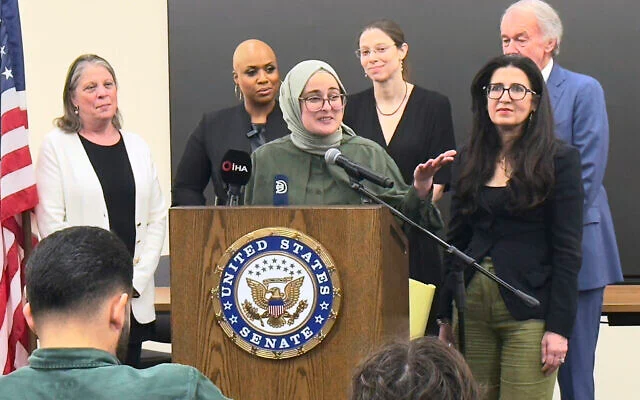 Rumeysa Ozturk, étudiante turque à l'université Tufts, arrêtée par les services d'immigration américains alors qu'elle marchait dans la rue dans la banlieue de Boston, s'entretient avec des journalistes à son retour à Boston, le 10 mai 2025, un jour après sa libération d'un centre de détention pour immigrants en Louisiane sur ordre d'un juge fédéral. (Photo AP/Rodrique Ngowi, Dossier) Rumeysa Ozturk, étudiante turque à l'université Tufts, arrêtée par les services d'immigration américains alors qu'elle marchait dans la rue dans la banlieue de Boston, s'entretient avec des journalistes à son retour à Boston, le 10 mai 2025, un jour après sa libération d'un centre de détention pour immigrants en Louisiane sur ordre d'un juge fédéral. (Photo AP/Rodrique Ngowi, Dossier)