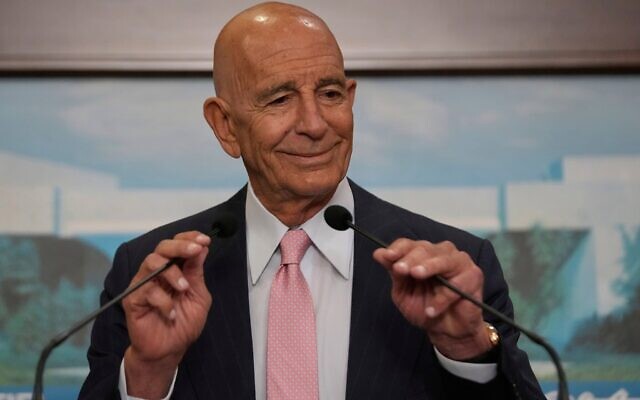 L'ambassadeur américain en Turquie et envoyé spécial en Syrie, Tom Barrack, s'exprimant lors d'une conférence de presse après sa rencontre avec le président libanais Joseph Aoun au palais présidentiel, à Baabda, à l'est de Beyrouth, au Liban, le 18 août 2025. (Crédit : Hussein Malla/AP) L'ambassadeur américain en Turquie et envoyé spécial en Syrie, Tom Barrack, s'exprimant lors d'une conférence de presse après sa rencontre avec le président libanais Joseph Aoun au palais présidentiel, à Baabda, à l'est de Beyrouth, au Liban, le 18 août 2025. (Crédit : Hussein Malla/AP)