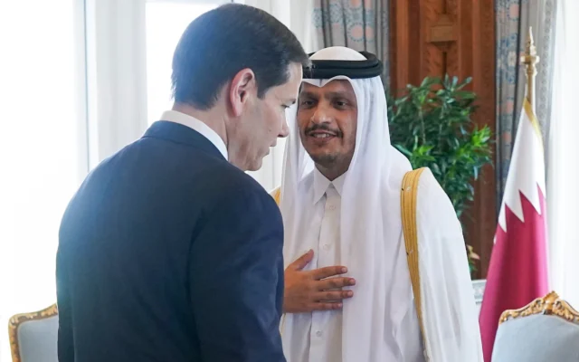 Le Premier ministre et ministre des Affaires étrangères du Qatar, Cheikh Mohammed bin Abdulrahman bin Jassim Al-Thani, salue le secrétaire d'État américain Marco Rubio, dos à la caméra, à l'Amiri Diwan, à Doha, au Qatar, le 16 septembre 2025. (Crédit : Nathan Howard/Pool Photo via AP)