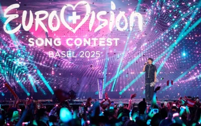 JJ, originaire d'Autriche, se tient sur scène avec le trophée après avoir remporté la grande finale du 69e Concours Eurovision de la chanson, à Bâle, en Suisse, le 18 mai 2025. (Crédit : Martin Meissner/AP)