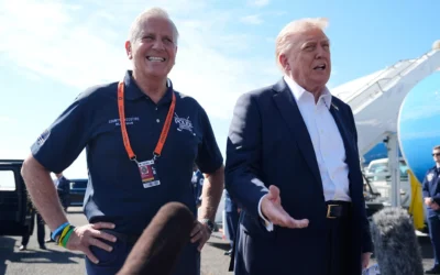 Le président américain Donald Trump s’adressant aux journalistes aux côtés du directeur du comté de Nassau, Bruce Blakeman, à son arrivée à bord d’Air Force One à l’aéroport Republic, à Farmingdale, dans l’État de New York, le 26 septembre 2025. (Crédit : Alex Brandon/AP)