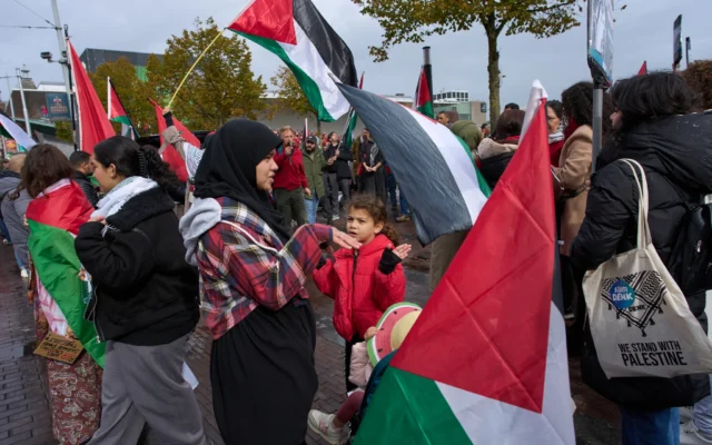 Des dizaines de milliers de manifestants lors d'une manifestation pro-palestinienne et anti-israélienne à Amsterdam, aux Pays-Bas, le 5 octobre 2025. (Crédit : AP Photo/Peter Dejong)