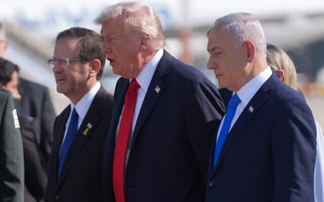 Le président Donald Trump (au centre) marche avec le président Isaac Herzog (à gauche) et le Premier ministre Benjamin Netanyahu à l'aéroport Ben Gurion, le 13 octobre 2025, près de Tel-Aviv. (AP/Evan Vucci)