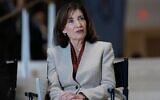 La gouverneure de New York, Kathy Hochul, participant à une cérémonie d'inauguration dans les nouveaux bureaux de JPMorgan Chase, à New York, le 21 octobre 2025. (Crédit : Seth Wenig/AP Photo)