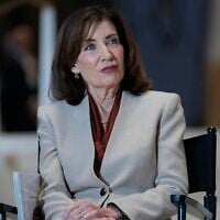La gouverneure de New York, Kathy Hochul, participant à une cérémonie d'inauguration dans les nouveaux bureaux de JPMorgan Chase, à New York, le 21 octobre 2025. (Crédit : Seth Wenig/AP Photo)
