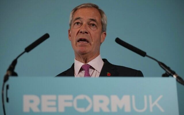 Nigel Farage, chef du parti britannique Reform UK, s'exprimant lors d'une conférence de presse, à Londres, en Angleterre, le 27 octobre 2025. (Crédit : Kin Cheung/AP Photo) Nigel Farage, chef du parti britannique Reform UK, s'exprimant lors d'une conférence de presse, à Londres, en Angleterre, le 27 octobre 2025. (Crédit : Kin Cheung/AP Photo)