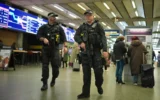 Des policiers armés patrouillent dans la gare internationale de St Pancras, à Londres, en Angleterre, le 3 novembre 2025. Illustration (Crédit : Kin Cheung/AP)