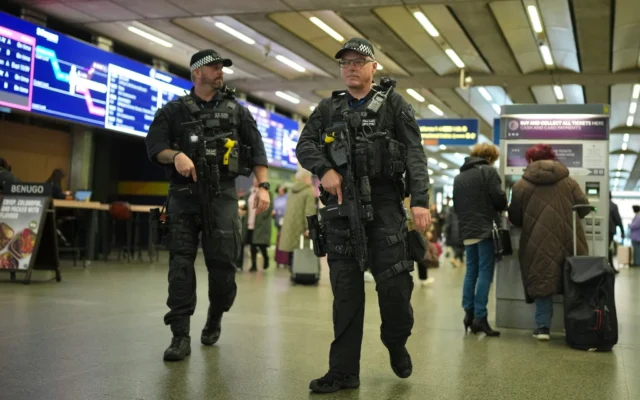 Des policiers armés patrouillent dans la gare internationale de St Pancras, à Londres, en Angleterre, le 3 novembre 2025. Illustration (Crédit : Kin Cheung/AP)