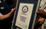 Illustration : Des personnes brandissant un certificat après avoir battu le record du monde Guinness du plus grand nombre de nationalités lors d'un match de football organisé par la FIFA, à Rabat, au Maroc, le 5 novembre 2025. (Crédit : Mosaab Elshamy/AP Photo)