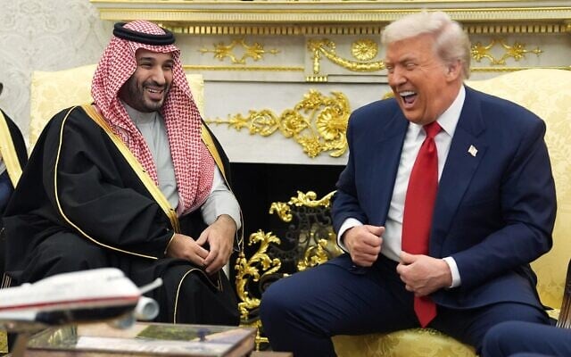 Le président Donald Trump et le prince héritier saoudien Mohammed ben Salmane, dans le Bureau ovale de la Maison Blanche, à Washington, le 18 novembre 2025. (Crédit : Evan Vucci/AP)