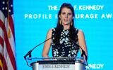 Tatiana Schlossberg, fille de Caroline Kennedy et Edwin Schlossberg, s'adressant au public lors de la cérémonie de remise du prix John F. Kennedy Profile in Courage, à la bibliothèque présidentielle et musée John F. Kennedy, à Boston, le 29 octobre 2023. (Crédit : Steven Senne/AP)