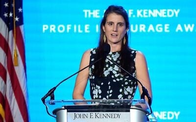Tatiana Schlossberg, fille de Caroline Kennedy et Edwin Schlossberg, s'adressant au public lors de la cérémonie de remise du prix John F. Kennedy Profile in Courage, à la bibliothèque présidentielle et musée John F. Kennedy, à Boston, le 29 octobre 2023. (Crédit : Steven Senne/AP)