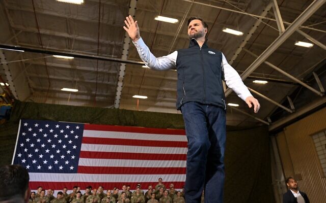 Le vice-président américain JD Vance montant sur scène sous les applaudissements lors d'une visite à Fort Campbell, dans le Kentucky, le 26 novembre 2025. (Crédit : John Amis/AP)