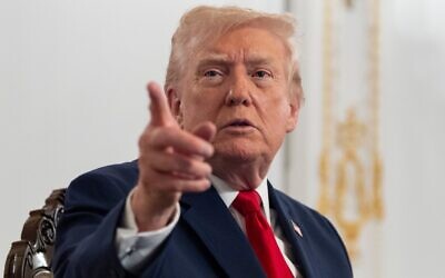 Le président américain Donald Trump s'adresse aux journalistes après avoir parlé aux troupes par vidéo depuis son domaine de Mar-a-Lago, le jour de Thanksgiving, le 27 novembre 2025, à Palm Beach, en Floride. (Crédit : AP Photo/Alex Brandon)