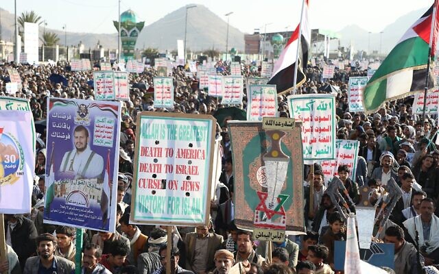 Des partisans du groupe terroriste des Houthis rassemblés pour célébrer le jour de l'indépendance, qui marque la fin de la domination britannique au Yémen du Sud en 1967, à Sanaa, au Yémen, le 30 novembre 2025. Au premier plan, on peut lire une pancarte sur laquelle est inscrit « Mort à l'Amérique, mort à Israël, malédiction sur les Juifs ». (Crédit : Osamah Abdulrahman/AP) Des partisans du groupe terroriste des Houthis rassemblés pour célébrer le jour de l'indépendance, qui marque la fin de la domination britannique au Yémen du Sud en 1967, à Sanaa, au Yémen, le 30 novembre 2025. Au premier plan, on peut lire une pancarte sur laquelle est inscrit « Mort à l'Amérique, mort à Israël, malédiction sur les Juifs ». (Crédit : Osamah Abdulrahman/AP)