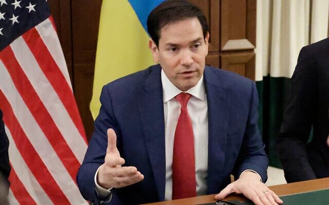 Le secrétaire d'État américain Marco Rubio s'exprimant lors d'une réunion avec des responsables ukrainiens, à Hallandale Beach, en Floride, le 30 novembre 2025. (Crédit : Terry Renna/AP)