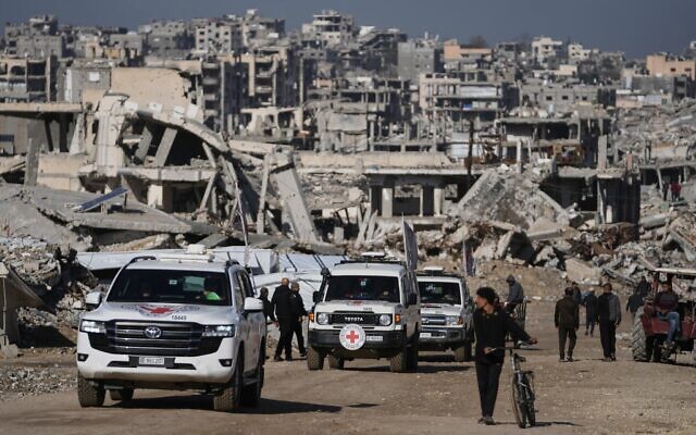 Des membres du Comité International de la Croix-Rouge (CICR) arrivant sur le site où des terroristes du Hamas recherchent les restes d'otages, à Jabaliya, dans le nord de la bande de Gaza, le 1ᵉʳ décembre 2025. (Crédit : Jehad Alshrafi/AP Photo)